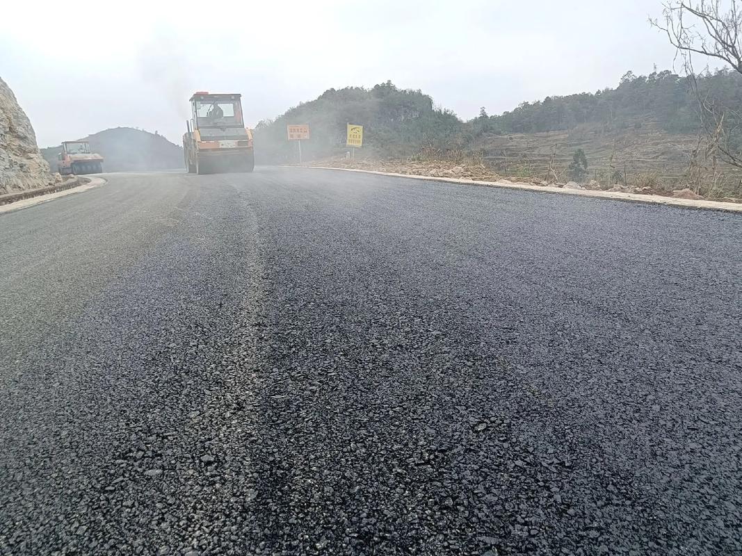 貴州旭輝科技建設安龍縣海子至灑雨公路改擴建工程,道路瀝青路面 - 抖
